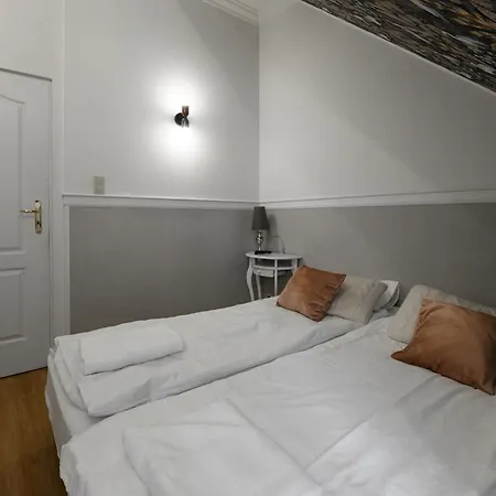 Dwor Zlotopolska Dolina Modlin Airport فندق مبيت وإفطار 4*