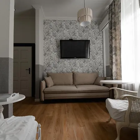 Dwor Zlotopolska Dolina Modlin Airport فندق مبيت وإفطار Trębki