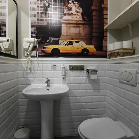 Dwor Zlotopolska Dolina Modlin Airport Couette-café 4*