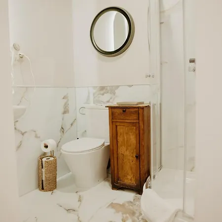 Dwor Zlotopolska Dolina Modlin Airport Couette-café 4*