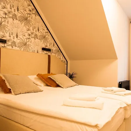 Dwor Zlotopolska Dolina Modlin Airport Couette-café 4*