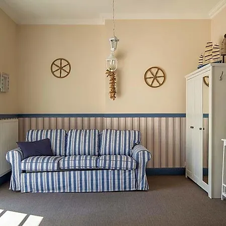 Bed & Breakfast Dwor Zlotopolska Dolina Modlin Airport 4*
