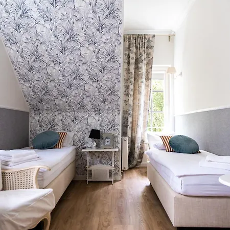 Dwor Zlotopolska Dolina Modlin Airport Bed & Breakfast