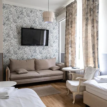 Dwor Zlotopolska Dolina Modlin Airport Bed & Breakfast 4*