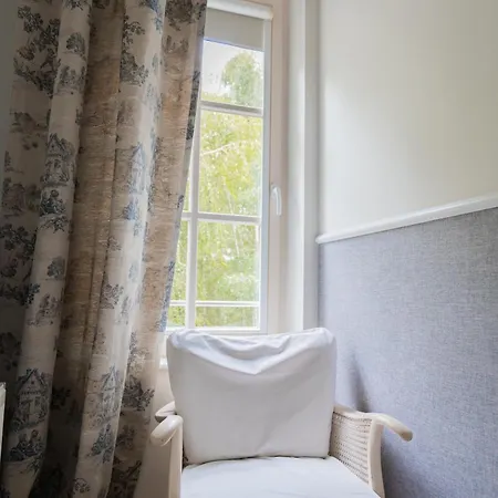 Bed & Breakfast Dwor Zlotopolska Dolina Modlin Airport 4*