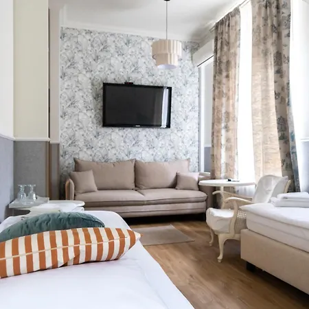 Dwor Zlotopolska Dolina Modlin Airport Bed & Breakfast