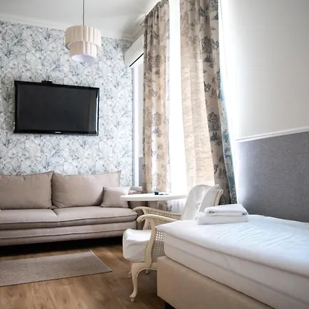 Bed & Breakfast Dwor Zlotopolska Dolina Modlin Airport 4*