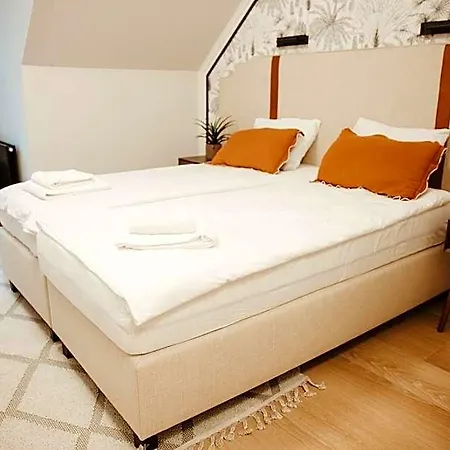ベッド・アンド・ブレックファスト Dwor Zlotopolska Dolina Modlin Airport 4*