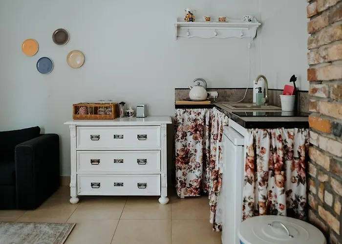 Bed & Breakfast Dwor Zlotopolska Dolina Mansion House