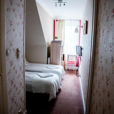 Bed and breakfast Dwór Złotopolska Dolina Mansion House